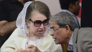 দলের মহাসচিব মির্জা ফখরূল ইসলাম আলমগীরের সাথে পরামর্শ করছেন খালেদা জিয়া।