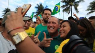 Onyx Lorenzoni faz foto com eleitora