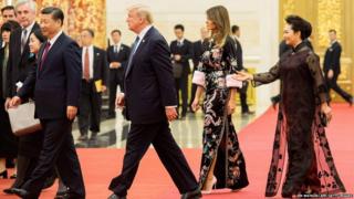 两位第一夫人跟随丈夫