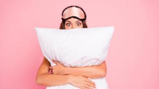 chica con una almohada