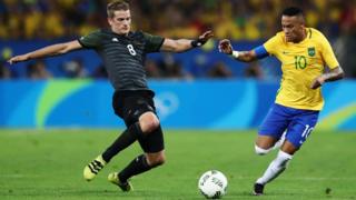 Lars Bender y Neymar.