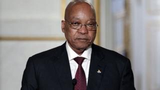 Le président et le gouvernement "doivent retirer leur notification dès que possible", a ajouté le juge.