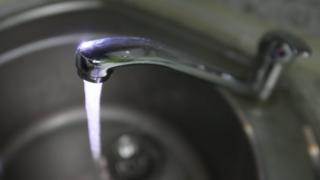 вода