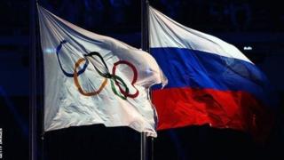 Bendera ya michuano ya Olimpiki na ya urusi zikipepea