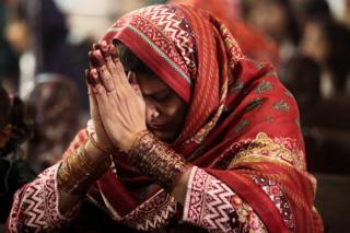 Wannan matar ta yi addu'a a Cocin the Sacred Heart Cathedral da ke birnin Lahore na kasar Pakistan