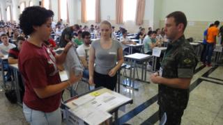 Jovens fazem prova, em Campinas (SP)