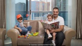 Fouad Kuyali đọc cho các con mình,Mazen và Julie, tại nhà ở Dubai, nơi anh chuyển đến từ Aleppo, Syria