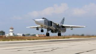 Бомбардировщик Су-24 взлетает с авиабазы ??в Сирии (файл рисунка)