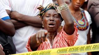 Mama huyu aliyepoteza mtoto wake kwenye mkasa huo anaomboleza nje ya hospital siku moja kabla ya kuutambua mwili wake.