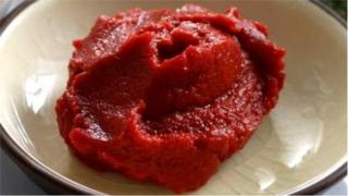 Tomato alagolo ninu abọ