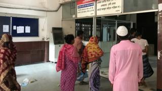 জাতীয় ক্যান্সার ইনস্টিটিউট হাসপাতালের বারান্দায় রোগীদের আত্মীয়স্বজন