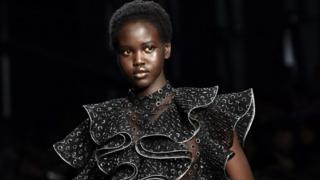 Le mannequin Adut Akech présente une création lors du défilé de mode de la collection Alberta Ferretti automne/hiver 2019/2020, le 20 février 2019 à Milan.