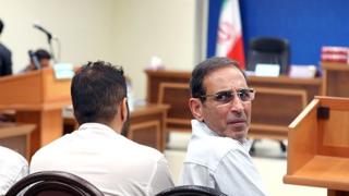Вахид Мазлумин поворачивает голову за юридической консультацией на своем судебном заседании в начале этой недели