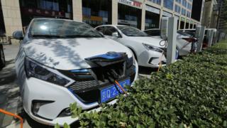 數台正在充電的電動車