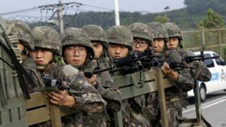 南北朝鮮を分ける非武装地帯で輸送車両に乗る韓国軍兵士たち。2015年8月24日。