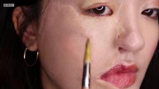 이사벨라는 어린 시절 사고로 얼굴에 상처가 생겼다