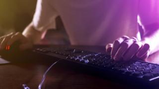 القبض على أسترالي أهان امرأة في بث مباشر للعبة فيديو