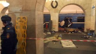 線路内で起きた爆発で大きく破損した車両は技術大学駅で止まった(3日)