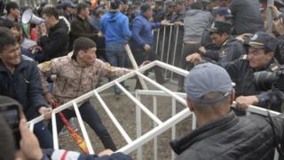 УКМКнын жанына топтолгондор Садыр Жапаровду бошотууну талап кылышкан.
