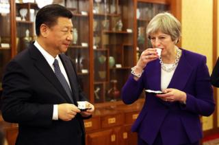 在雙邊會談後,特里莎·梅首相與習近平主席一起茶敘。