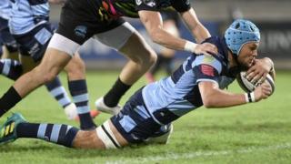 Olly Robinson gyda'r cais agoriadol