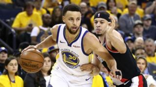 Steph Curry na murumuna we Seth nibo bavandimwe ba mbere bahuye bahanganye kuri NBA Playoff finals Photo GettyImages