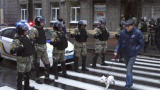 Правоохоронці на вул. Мироносицька, 22, біля будівлі де Національне антикорупційне бюро України проводить слідчі дії, у Харкові