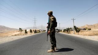 Солдат Афганской национальной армии (АНА) следит за контрольно-пропускным пунктом на шоссе Газни в Майдане Шар, столице провинции Вардак, Афганистан, 12 августа 2018 года