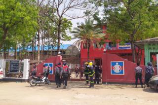 အကျဉ်းထောင်အတွင်းက အဆောင်တွေက တုတ်၊ဓား၊ လက်နက်များကို ရှာဖွေသိမ်းဆည်းနေပါတယ်။
