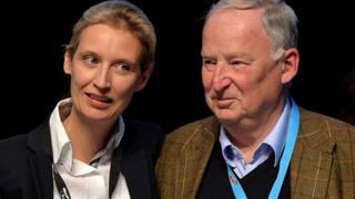 Алиса Вайдель (слева) и Александр Гауланд (справа) на сцене на конференции AfD после их назначения лидерами избирательной кампании