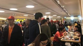 东涌的快餐店内人头涌涌,居民到快餐店买便当,排队也得花上半小时。