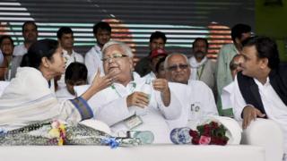 पटना में आरजेडी की "भाजपा भगाओ-देश बचाओ" रैली के दौरान ममता बनर्जी, लालू यादव और अखिलेश यादव