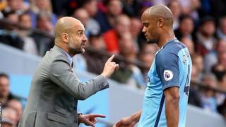 MKufunzi wa Manchester City Pep Guardiola na Vincent Kompany