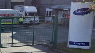 Завод 2 Sisters на острове Англси был закрыт из-за вспышки коронавируса