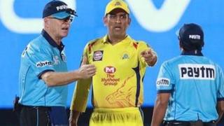 அம்பயருடன் வாக்குவாதம்: தோனி செய்தது சரியா?