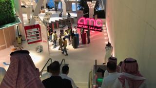 مواطنون في سينما في الرياض