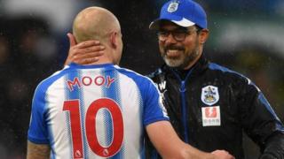 Mooy oo bidix ka muuqda waxaa la taagan tababare David Wagner