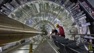 ส่วนหนึ่งของเครื่องชนอนุภาคขนาดใหญ่ Large Hadron Collider (LHC)