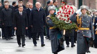 Номаълум аскар қабрига гул қўйиш