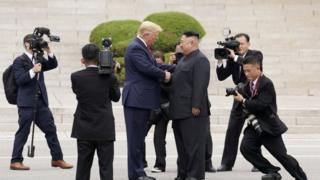 Дональд Трамп и Ким Чен Ын пожимают друг другу руки в демилитаризованной зоне (июнь 2019 г.)