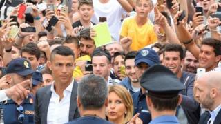 Cristiano Ronaldo yakiranywe igishyika cyinshi n'abafana ba Juventus ubwo yinjiraga mu kibuga cy'umupira w'amaguru cya Allianz