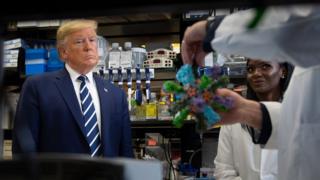 الرئيس الأمريكي ترامب يزور مركز لإنتاج اللقاحات