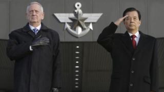 Umushikiranganji wo kwivuna abansi wa Amerika James Mattis na mugenzi we wa Korea ya ruguru Han Min-koo.