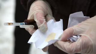 героин и шприцы с дексаметазоном