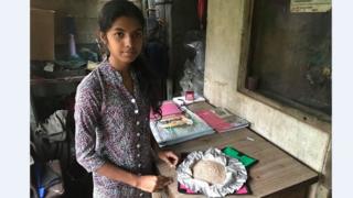 "පොලිතින් පරිසරයට විශාල ගැටලුවක් වෙලා. විශේෂයෙන් ලන්ච් ෂීට්. ඒ සඳහා විසඳුමක් වශයෙන් මම යළි ප්රයෝජනයට ගත හැකි පරිසර හිතකාමී බෑගයක් නිර්මාණය කළා