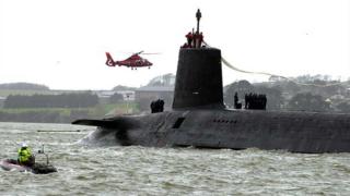 Атомная подводная лодка Королевского флота HMS Vanguard прибывает на военно-морскую базу Девонпорт в Плимуте для ремонта