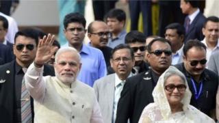 ভারতীয় প্রধানমন্ত্রী নরেন্দ্র মোদির সঙ্গে শেখ হাসিনা। দুই সরকারের মধ্যে রয়েছে উষ্ণ সম্পর্ক