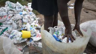 Çöpte plastik poşetler
