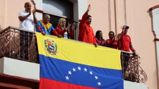 Nicolás Maduro ao lado de outras pessoas na Varanda do Palácio da Cidade de Miraflores, a sede do governo da Venezuela, em 23 de janeiro