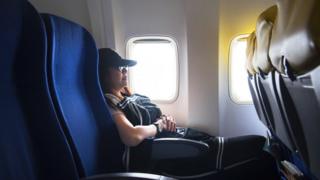 Mulher viaja de avião